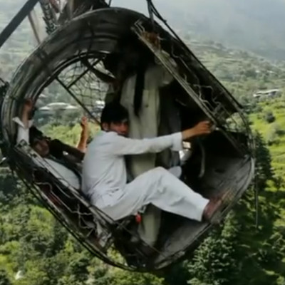 যেভাবে ৯০০ ফুট উচ্চতায় ক্যাবল কারে আটকে ছিলেন আটজন