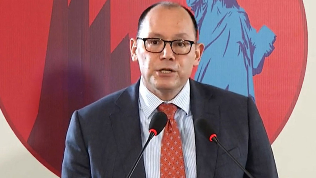 হঠাৎ বাংলাদেশের বাইরে পিটার হাস!