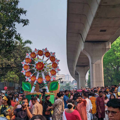 ঢাক-ঢোলে মেতেছে মঙ্গল শোভাযাত্রা