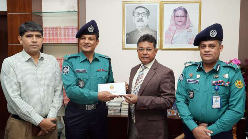 নাশকতাকারীকে আটক করে পুরস্কৃত হলেন টিআই সরিফুল