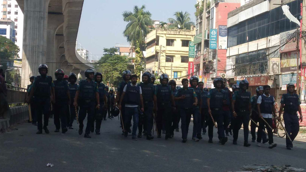 মিরপুরে সড়ক থেকে শ্রমিকদের সরিয়ে দিল পুলিশ