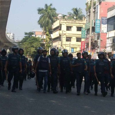 মিরপুরে সড়ক থেকে শ্রমিকদের সরিয়ে দিল পুলিশ