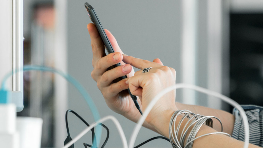 যে কারণে পাবলিক চার্জিং স্টেশনে ফোন চার্জ দেওয়া ঝুঁকিপূর্ণ