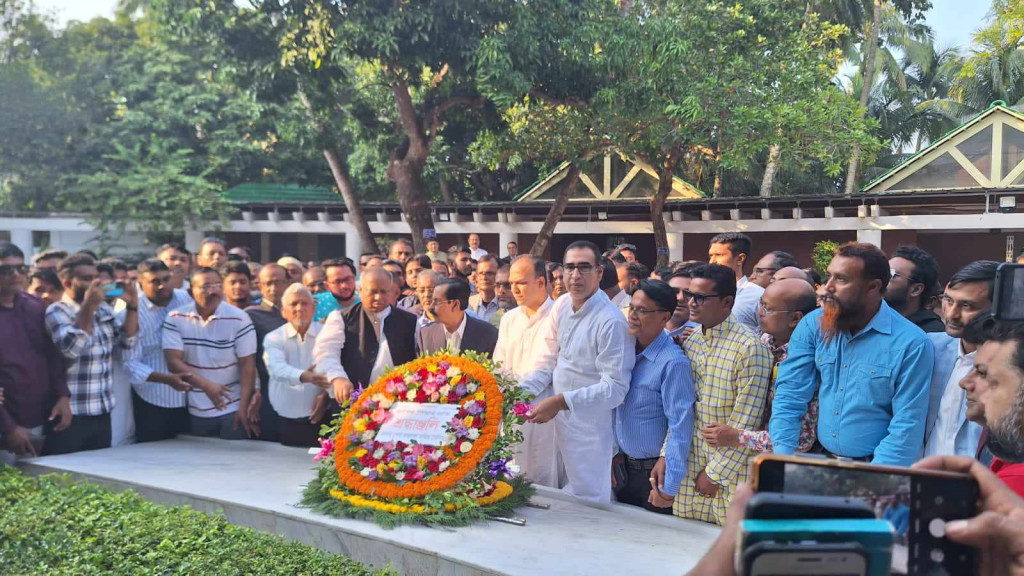 টুঙ্গিপাড়ায় জাতির পিতার সমাধিতে শেখ সেলিম এমপির শ্রদ্ধা