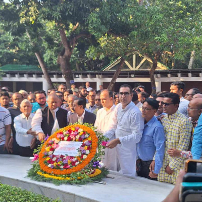 টুঙ্গিপাড়ায় জাতির পিতার সমাধিতে শেখ সেলিম এমপির শ্রদ্ধা