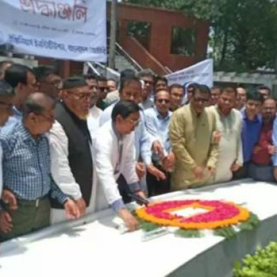 টুঙ্গিপাড়ায় জাতির পিতার সমাধিতে বাংলাদেশ ইঞ্জিনিয়ার্স ইনিস্টিটিউশনের শ্রদ্ধা