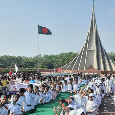 শহীদদের প্রতি শ্রদ্ধা জানাতে স্মৃতিসৌধে লাখো মানুষের ঢল