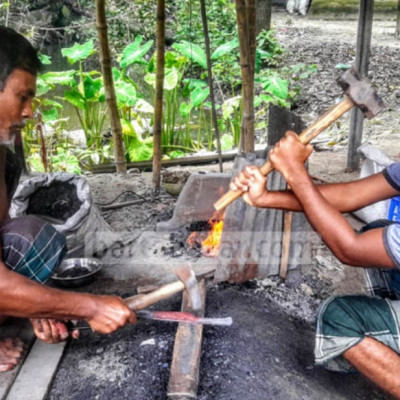 কুরবানি ঈদকে সামনে রেখে ব্যস্ত কামারা!