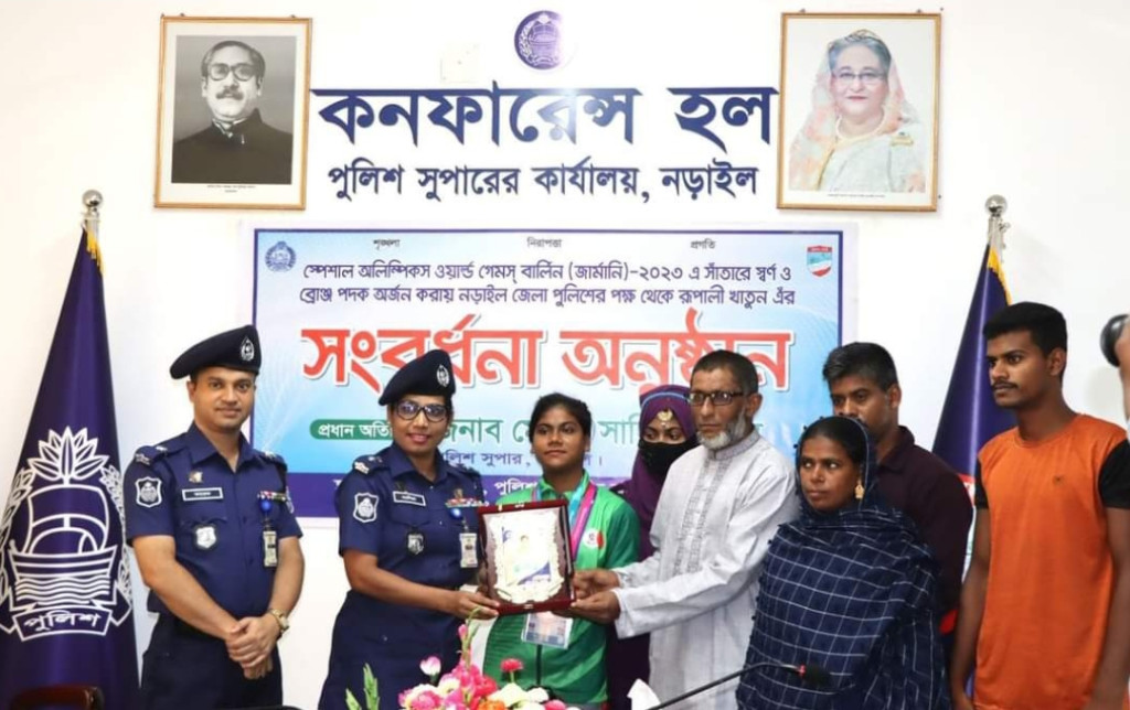 স্বর্ণপদক জয়ী রূপালীকে নড়াইলের এসপি'র সংবর্ধনা
