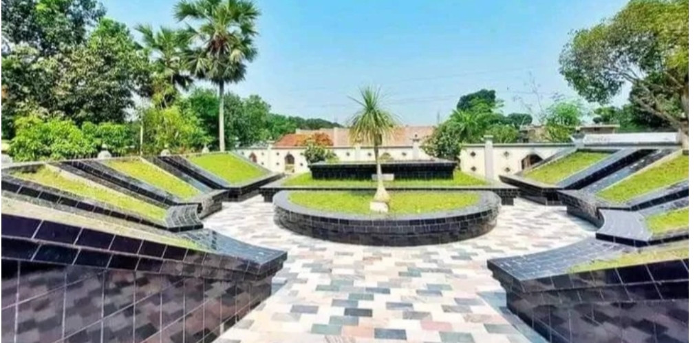 'চুয়াডাঙ্গায় আট শহীদের কবরের উপর নির্মিত স্মৃতিসৌধ 'আটকবর