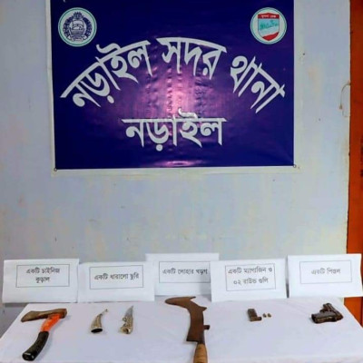 নড়াইলে পুলিশ ও ডিবি পুলিশের যৌথ অভিযানে ম্যাগাজিন ও গুলিসহ পিস্তল এবং দেশীয় অস্ত্র উদ্ধার