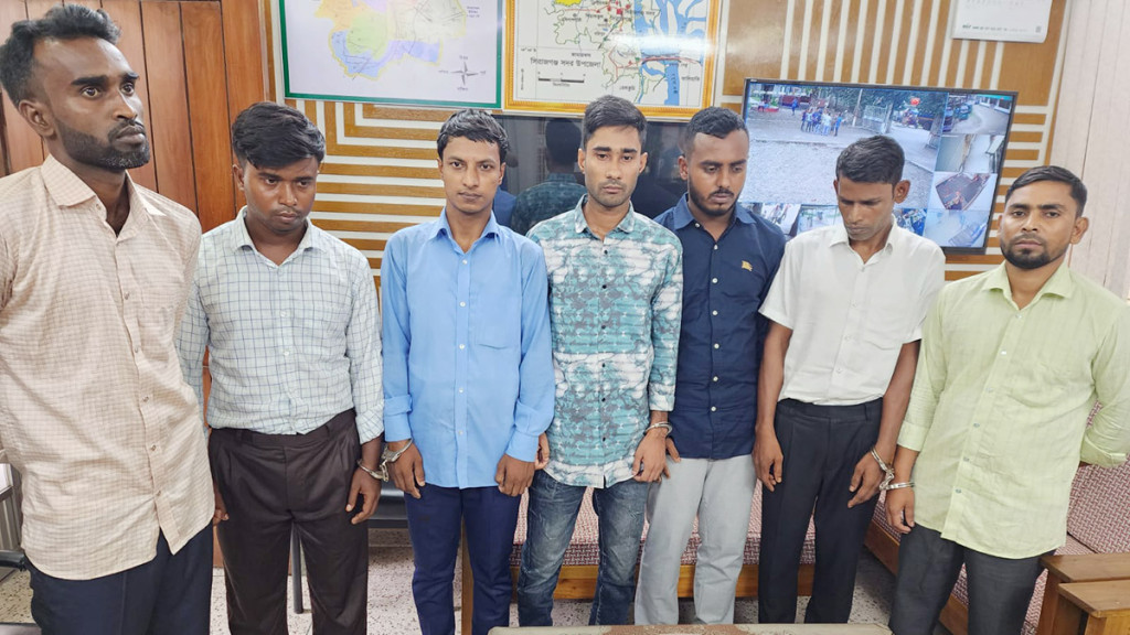 ভাইভা দিতে গিয়ে ধরা পড়লেন ৭ চাকরিপ্রার্থী