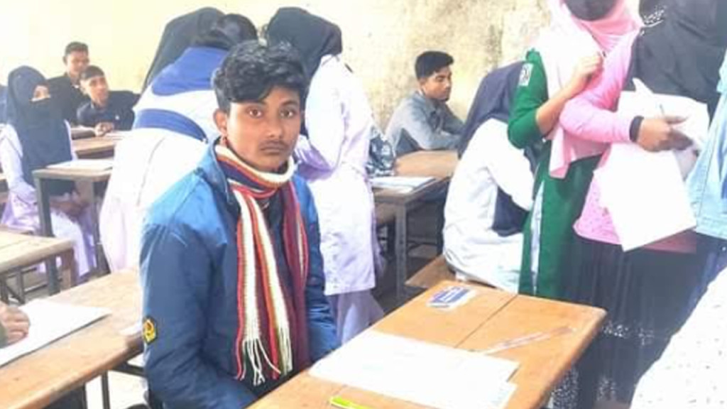 বাবার লাশ বাড়িতে রেখে পরীক্ষার হলে ছেলে