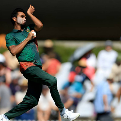 তানজিম সাকিব: মাঠে ত্রাতা, ফেসবুকে নিন্দা