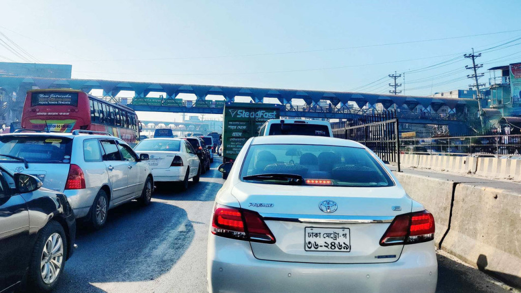 ছুটির দিনে ঢাকা-চট্টগ্রাম মহাসড়কে তীব্র যানজট