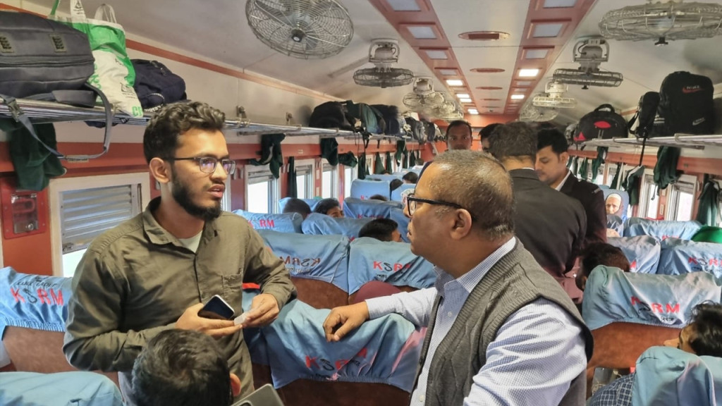 বিনা টিকিটে ট্রেনে উঠে জরিমানা গুনলেন ৭৫ যাত্রী