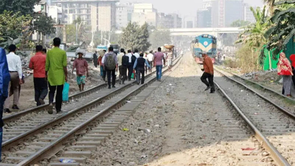 তেজগাঁওয়ে ট্রেনের ধাক্কায় অজ্ঞাত যুবকের মৃত্যু