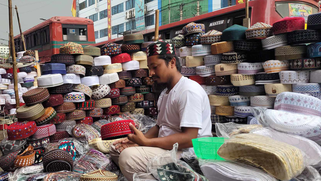 ঈদ সামনে রেখে বিক্রি বেড়েছে টুপি, আতর ও জায়নামাজের