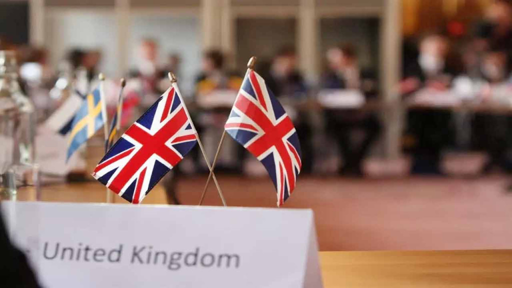 বিদেশি শিক্ষার্থীরা আর পরিবার নিতে পারবে না যুক্তরাজ্যে