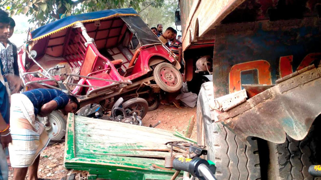 ব্রেক বিকল হয়ে ট্রাক নেমে দুমড়ে-মুচড়ে গেল ৮টি অটোরিকশা, আহত ৪