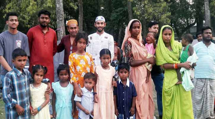 নড়াইলে বেদে সম্প্রদায়ের মাঝে পোশাক ও ইফতার বিতরণ