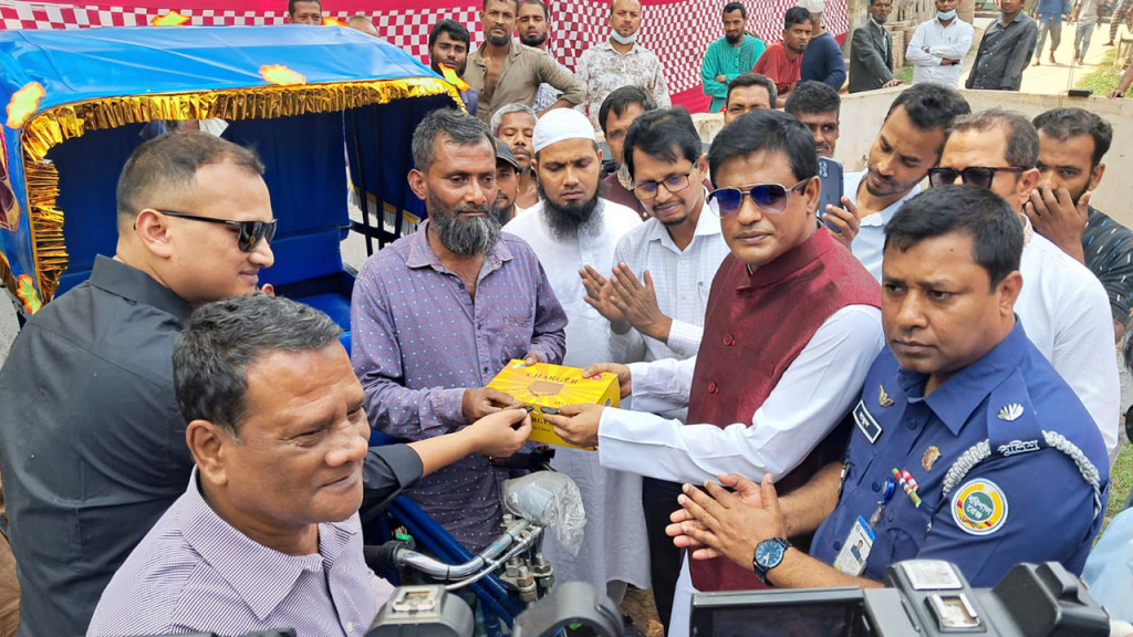 ভোলায় ১২ হতদরিদ্রকে রিকশা দিলো কাঞ্চন-ফাতেমা ফাউন্ডেশন