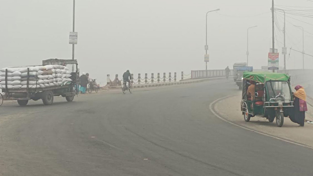 শৈত্যপ্রবাহের কবলে চাঁপাইনবাবগঞ্জ, নাকাল খেটে খাওয়া মানুষ