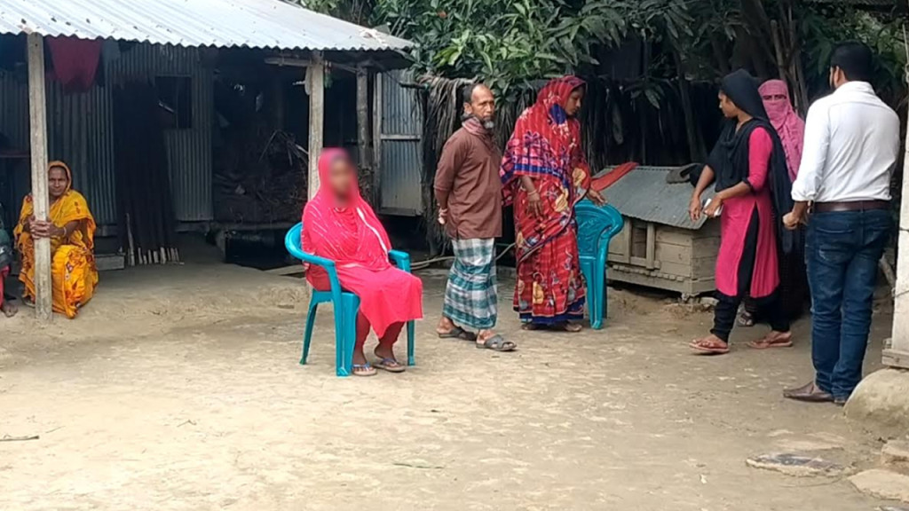 নড়াইলে স্বামীকে তালাক দিয়ে বিয়ের দাবিতে প্রেমিকের বাড়িতে অনশন