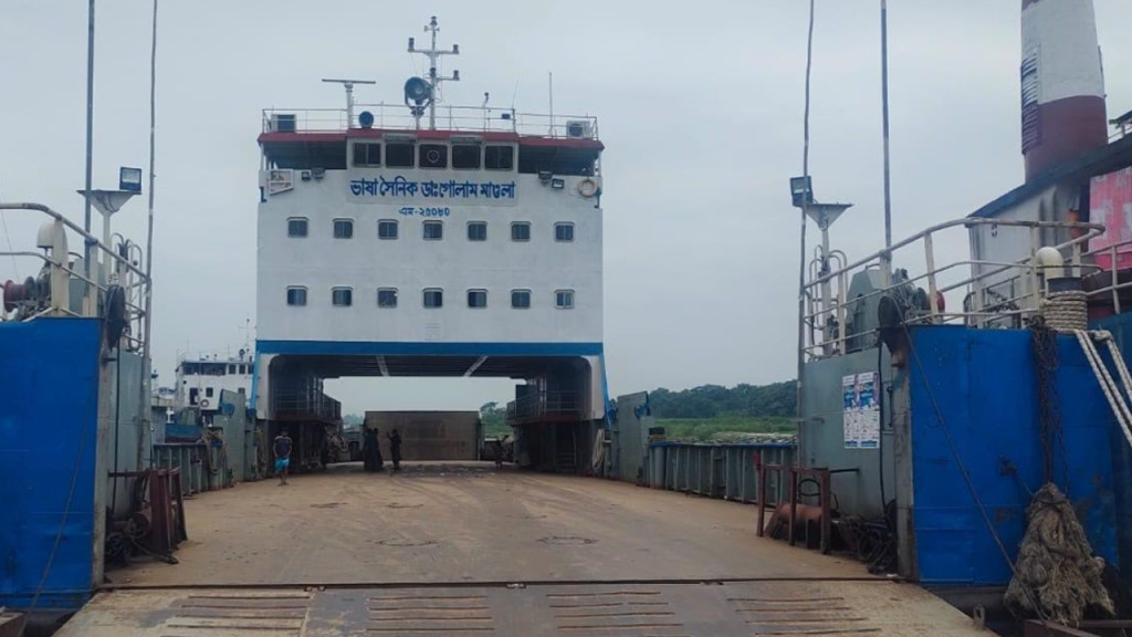 ৪ ঘণ্টা পর শরীয়তপুর-চাঁদপুর নৌরুটে ফেরি চলাচল শুরু